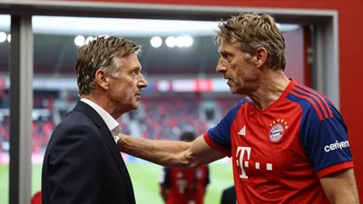 Bayern Munich: Bayerns Assistent Aaron Danks und BVB-Coach Niko Kovač streiten auf dem Platz