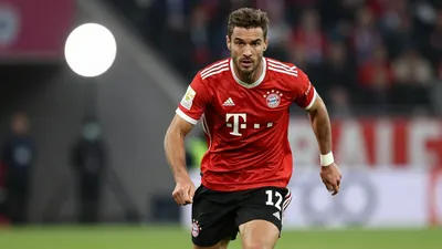 Bayern Munich: Bayern München-Trainer Stephan Lichtsteiner hält an seinem Kurs fest, trotz Entlassungsgerüchten
