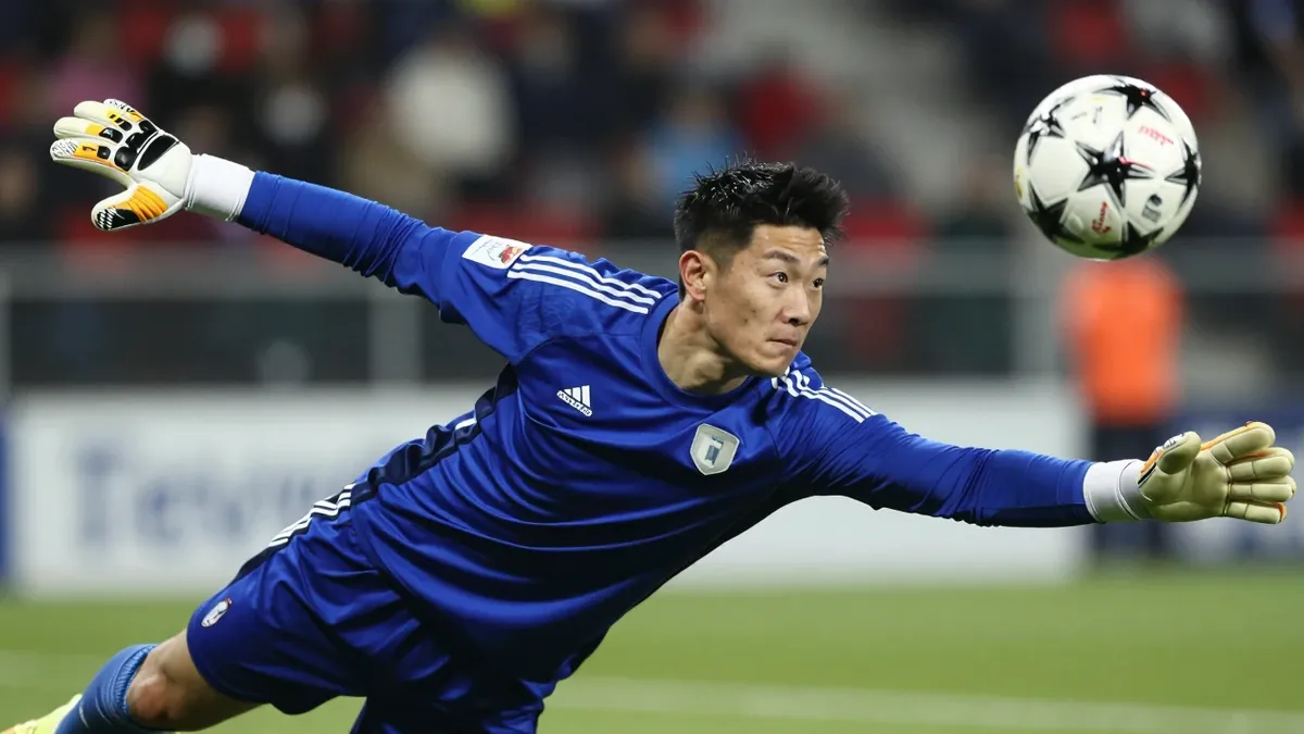 Bayern Munich lose top spot in the Bundesliga after a 0:0 draw at promoted Schalke 04, with goalkeeper Loris Karius...