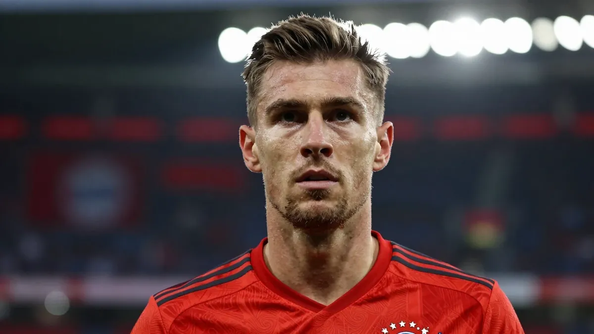 Bayern Munich missed the chance to go top after a 0:0 draw at promoted Schalke 04 and were drawn against 1