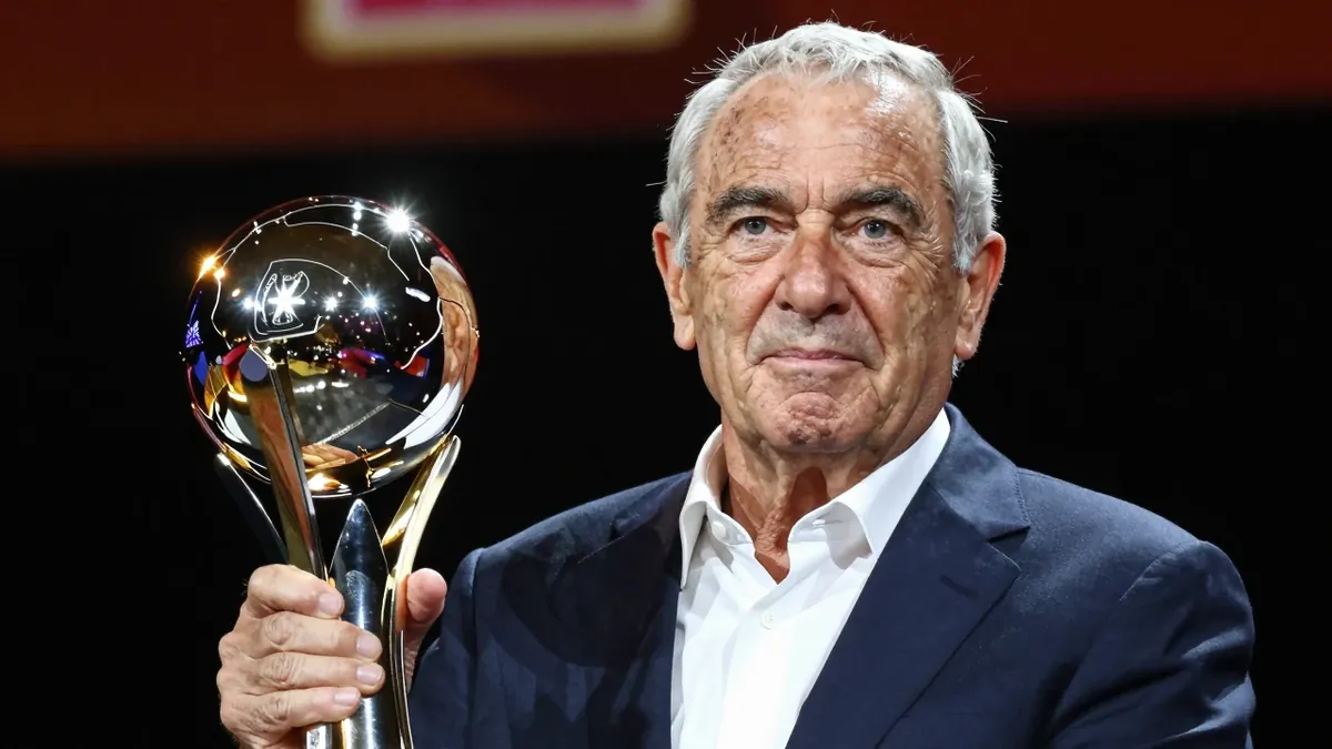 Der Ehrenpräsident des FC Bayern wurde in Hamburg für sein Lebenswerk ausgezeichnet, nachdem er als Spieler und...